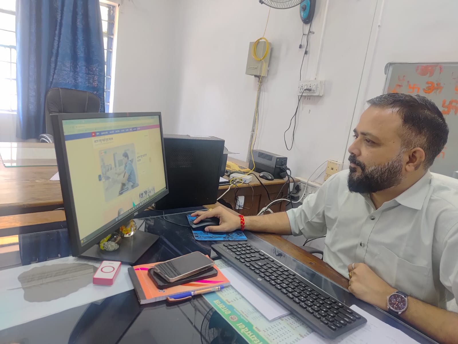 अटल राष्ट्र पढ़ते हुए पाठक