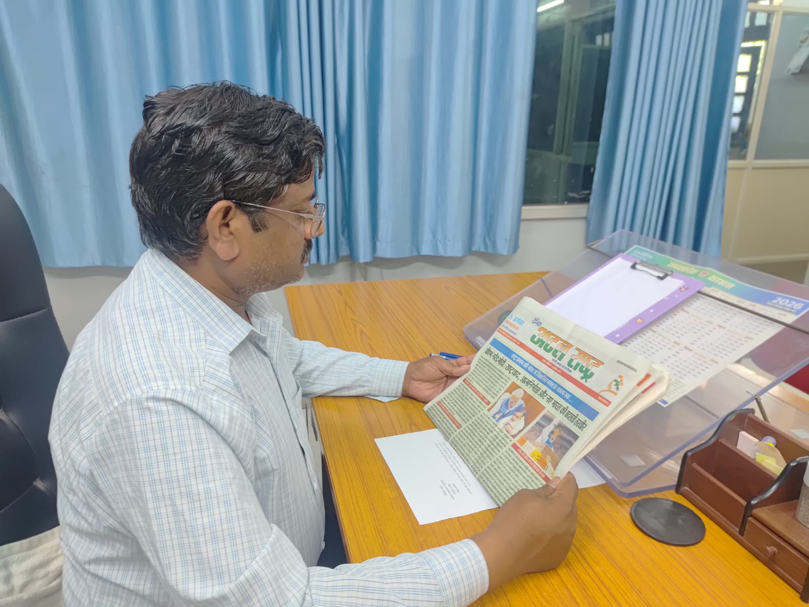 अटल राष्ट्र पढ़ते हुए संभागीय जनसंपर्क अधिकारी... लक्ष्मण सिंह