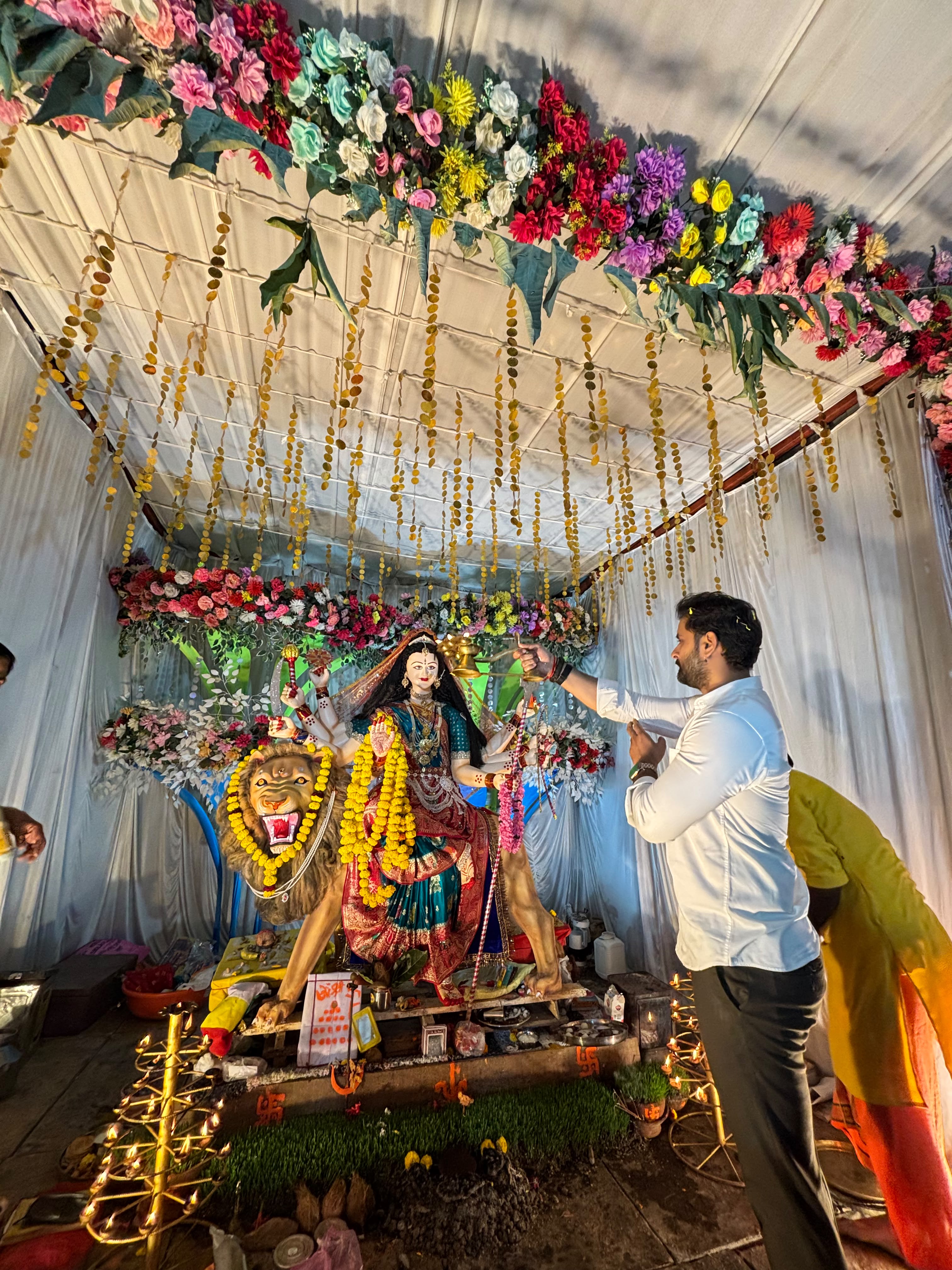 विभिन्न दुर्गा पंडालों में महाआरती में शामिल हुए रिशांक तिवारी, बोले— “एक कचौरी, दो समोसे, इन मर्दों का क्या भरोसा” जैसी बातें पूरे पुरुष वर्ग के लिए शर्मिंदगी का विषय फोटो 2