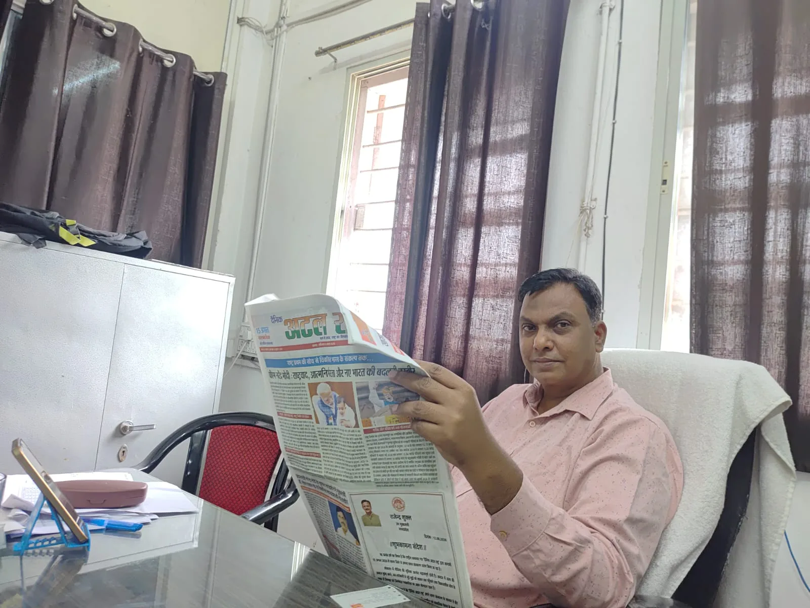 अटल राष्ट्र पढ़ते हुए पाठक