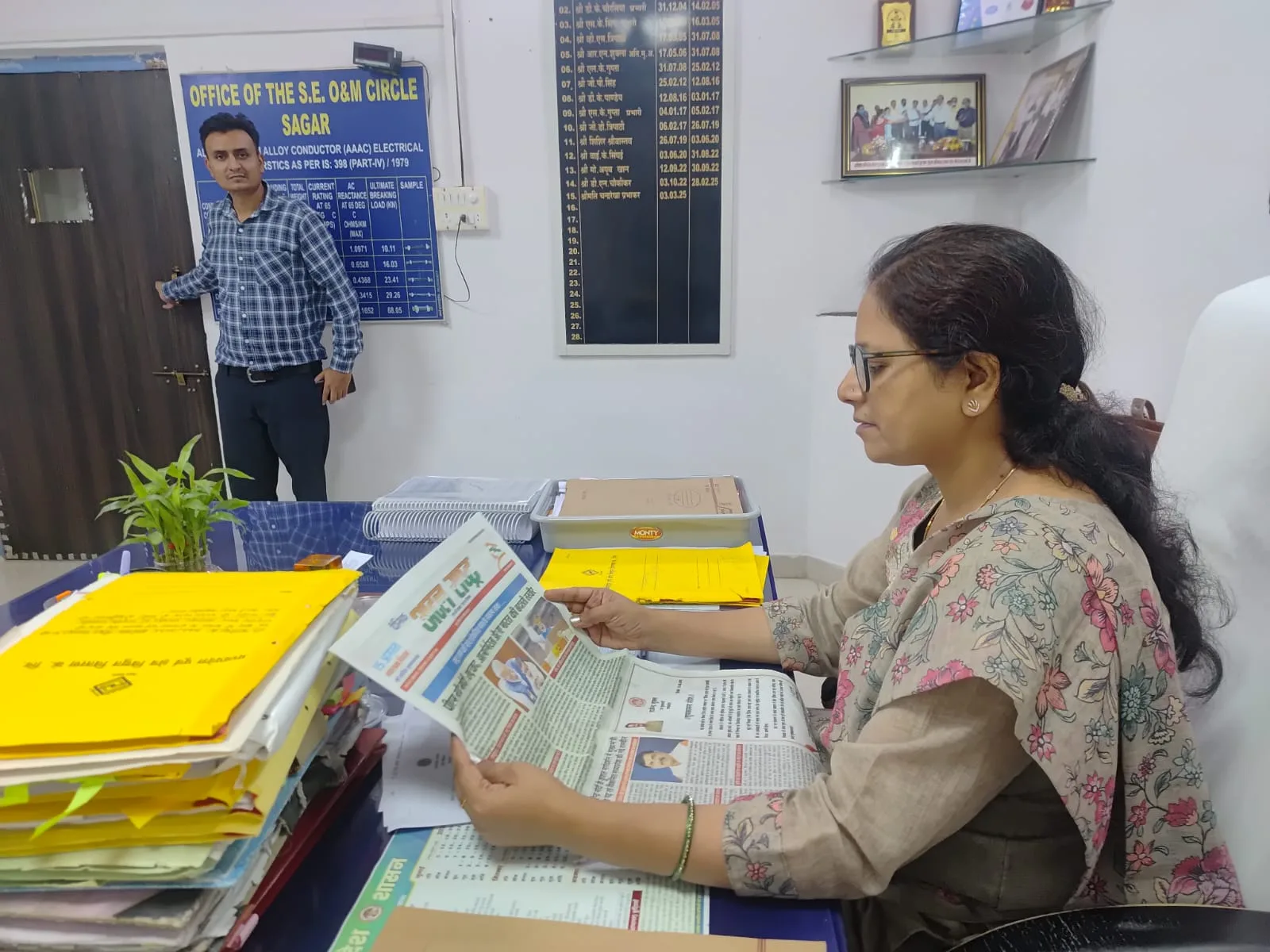 अटल राष्ट्र पढ़ते हुए पाठक