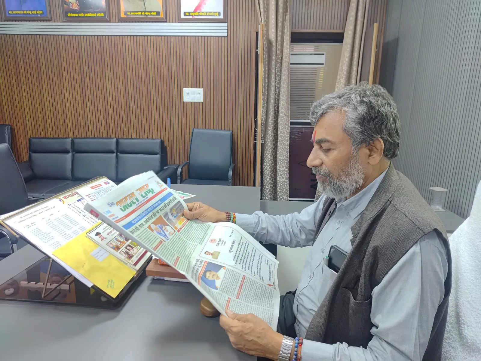 अटल राष्ट्र पढ़ते हुए पाठक