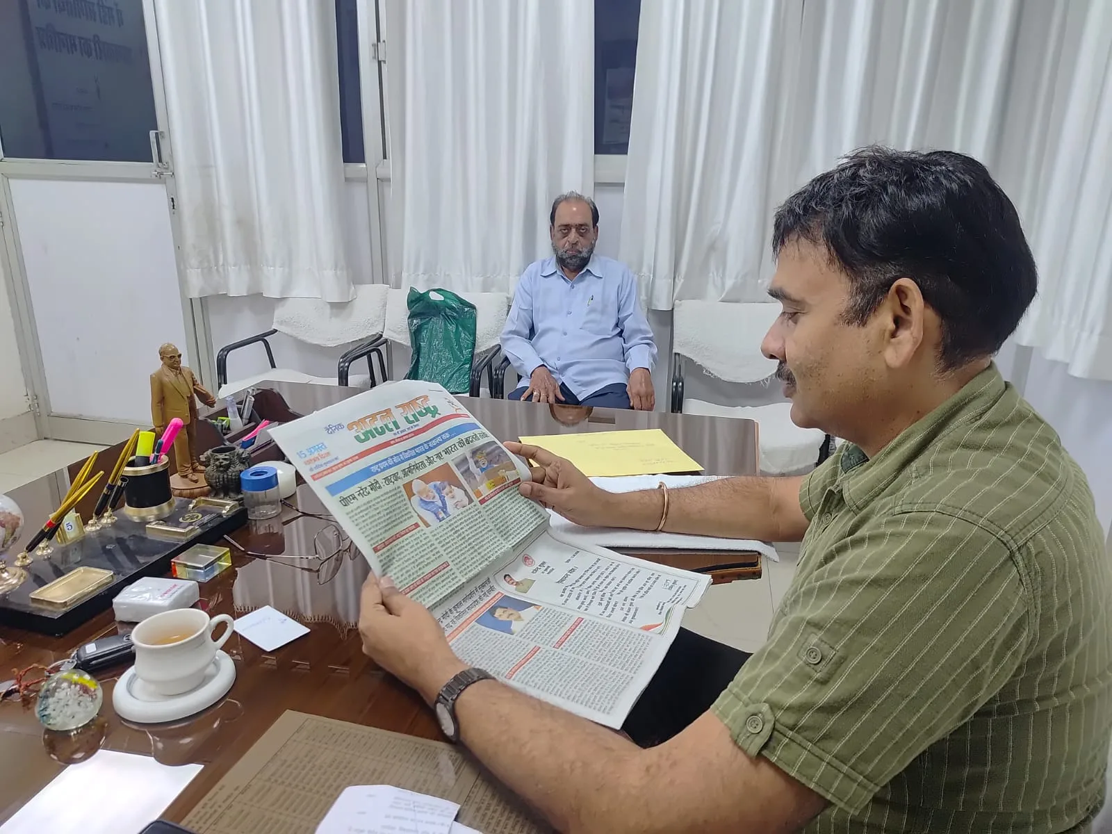 अटल राष्ट्र पढ़ते हुए पाठक